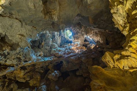 Beautiful flowstone and stalactites in thien cung cave heavenly palace ...