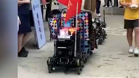 南京一高校出动“机甲战车”为新生运行李_凤凰网视频_凤凰网