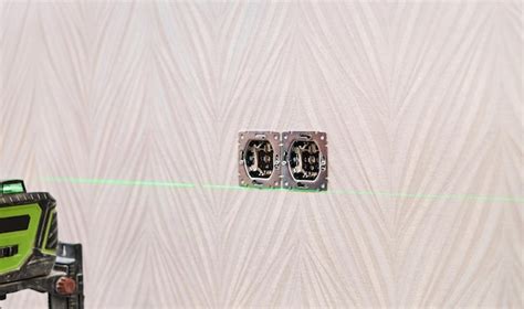 Verificação das tomadas instaladas na parede do apartamento com foco ...