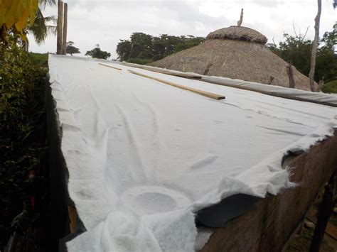 Pose du géotextile et du liner d'étanchéité... | Atout-Roots