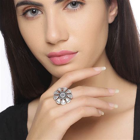 Amaira Mirror Details Statement Ring – VOYLLA