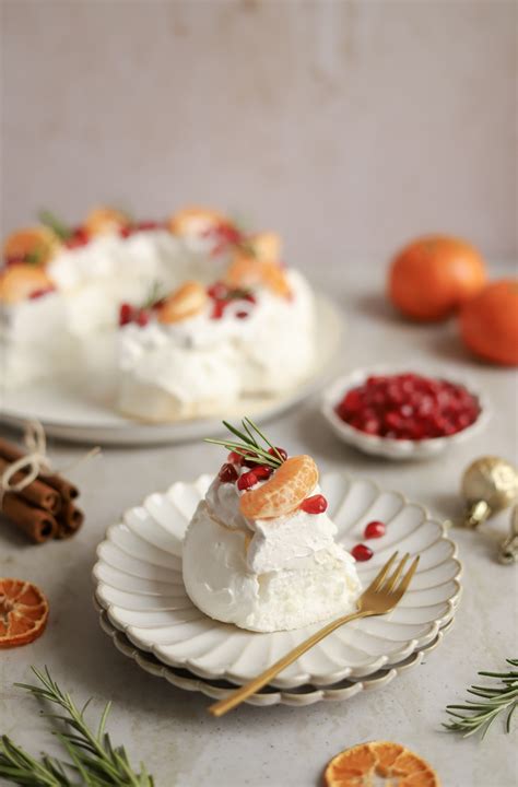 Pavlova u obliku venca sa narom i klementinama - Mystic Cakes