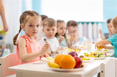 孩子们在日托中吃午餐 幼儿园里吃健康食品 库存图片. 图片 包括有 婴孩, 饮食, 用餐, 少许, 敬慕 - 161878163
