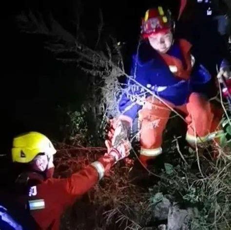 历时7小时，罗平消防成功救援2名登山失联大学生_人员_活动_白腊