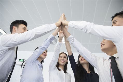 团队合作公司的快乐多样化商业界人士组织握手求爱伙伴关系或团队工作概念同事高清图片下载-正版图片307742299-摄图网