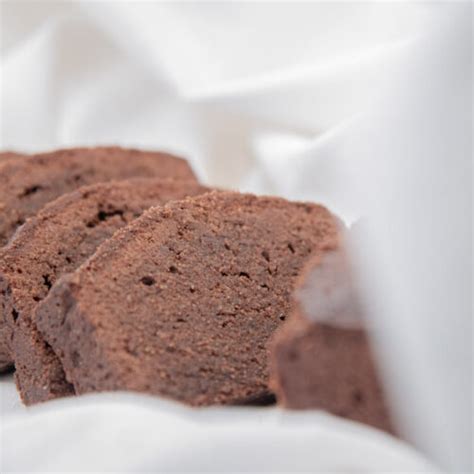 Glutenfreier Schokoladenkuchen mit geschmolzener Schokolade