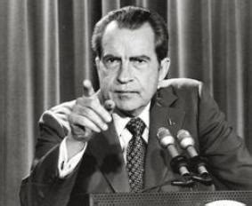 因“水门事件”而下台尼克松，究竟触怒了美国人的哪根神经？_腾讯新闻