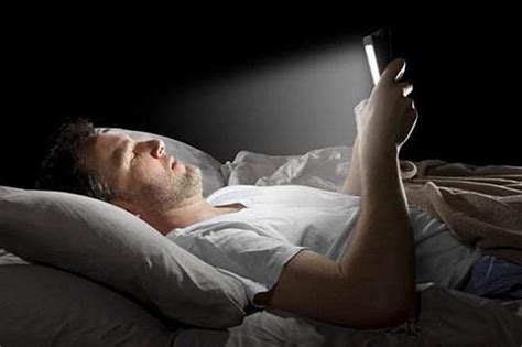 睡前玩手机会瞎？玩手机的正确姿势你get到了吗？