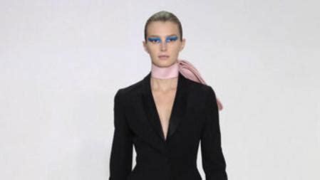 Raf Simons aporta una nueva sensualidad a Dior en París