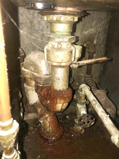 Well that’s one way to install a sink drain : r/Plumbing