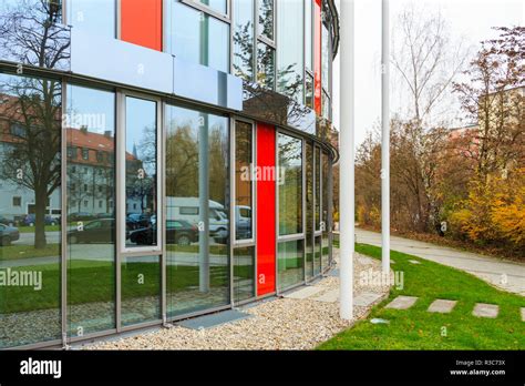 Futuristic Office Building 的图像结果