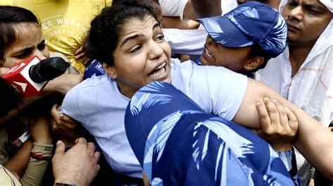 Wrestlers' protest: Indian wrestlers Babita Phogat, Sakshi Malik in war ...