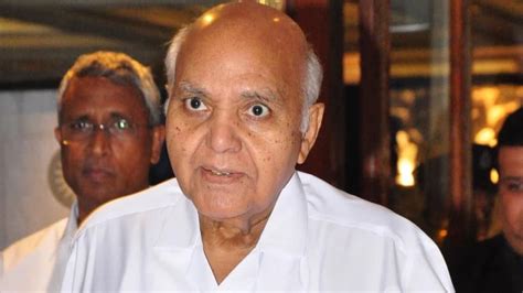 Ramoji Rao Last Rites: TDP Chief N. Chandrababu Naidu Carries Producer ...