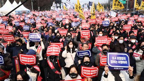 韩政府施压 准备吊扣7000名罢工实习医师执照 | 韩国 | 医学院扩大招生 | 新唐人电视台
