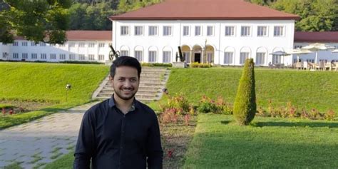 Kashmiri Officer Helps Civil Service Aspirants With Free Video Lectures ...