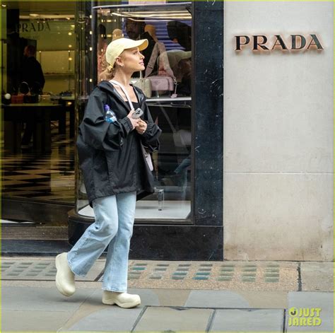 Ariana Grande Takes a Break from Filming 'Wicked' to Do Some Shopping in London: Photo 4921915 ...
