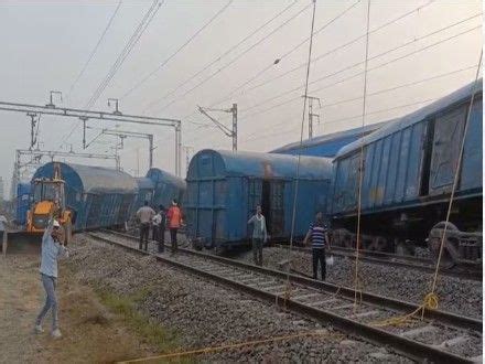 Freight train derails near Srimadhopur in Sikar: Over three dozen ...