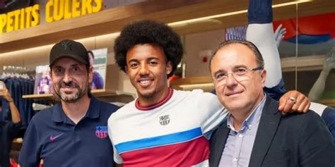 Jules Koundé firma camisetas en la inauguración de la Botiga del Barça ...