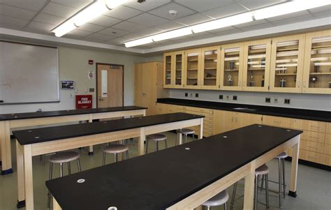 School Science Lab Design 的图像结果