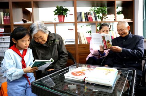 他们在阅读中化解孤独重拾自我 老年书乡的苦与乐_北京日报网