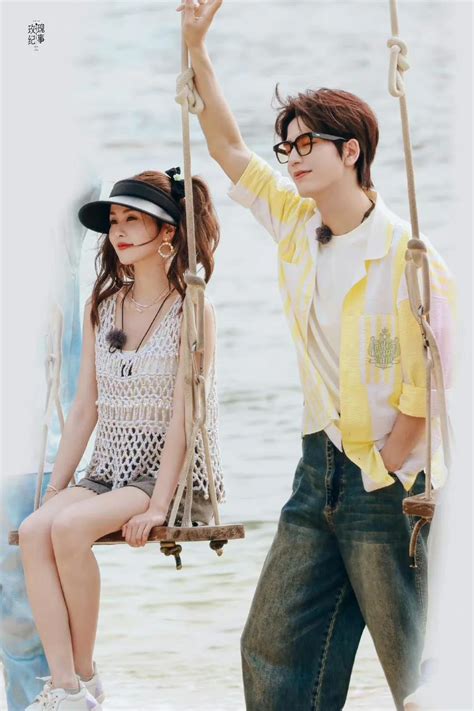Bai Lu and Zhang Linghe joined the group show together, held hands openly, and interacted ...