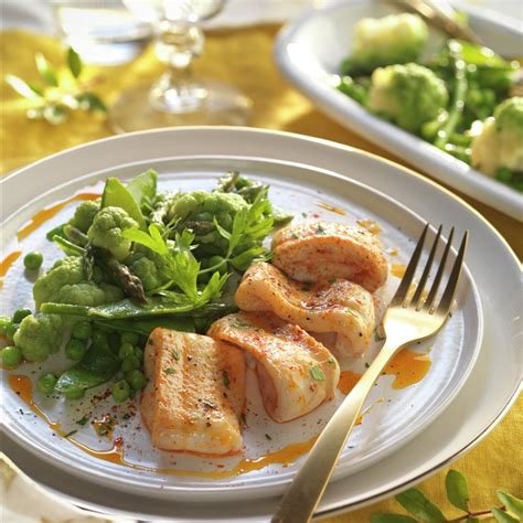 Lomos de lenguado al pimentón con salteado de verduras verdes