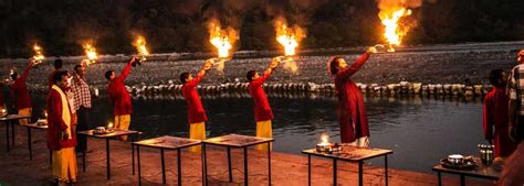 https://www.holidify.com/images/cmsuploads/compressed/ganga-aarti-triveni-ghat-rishikesh-head-603_20171208202125.jpeg