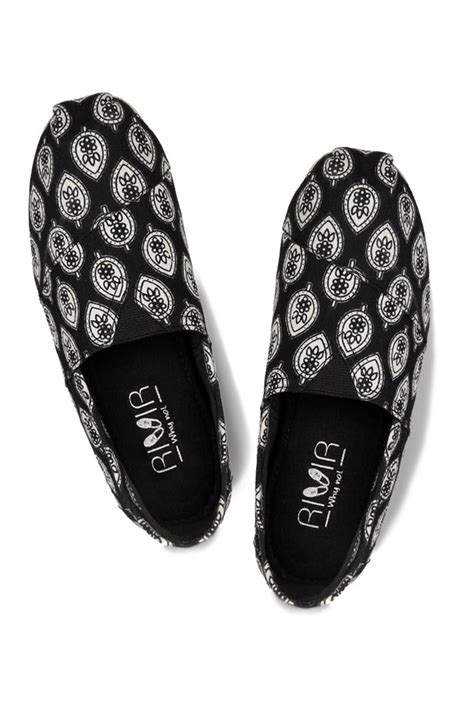 Get Handcrafted Black Floral Print Slip-Ons at ₹ 1178 | LBB Shop