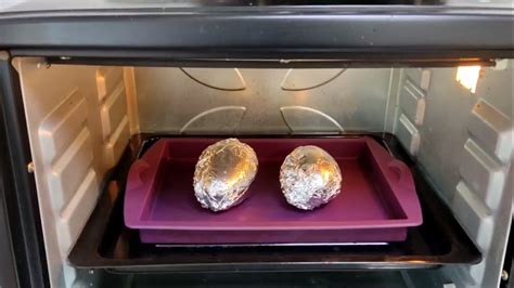 Запеченная картошка в фольге микроволновке с тертым сыром! Домашний ...