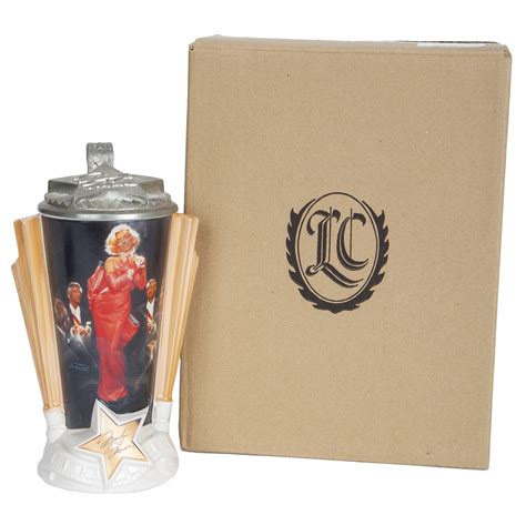 MARILYN MONROE MEMORABILIA AND MERCHANDISE MEDIUM-SIZED LOT