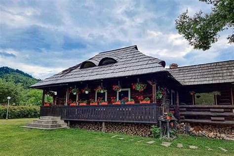 LA BUBUTU (Campulung Moldovenesc) - Inn Reviews, Photos, Rate ...