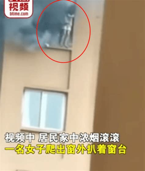 3楼突发火灾，女子将两小孩扔下楼被安全接住，自己跳下不幸身亡-大河新闻