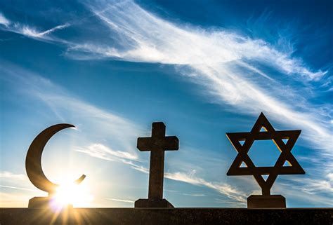 the three symbols of Judaism, Christianity and Islam - Intervention