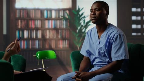 Une infirmière afro-américaine lutte contre la dépersonalisation due au ...