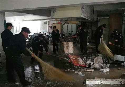 二医院保安员主动清理地下存车处获好评_沧州康泰物业服务有限公司