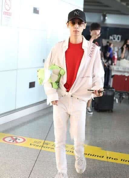 邓伦收到什么礼物最新素材