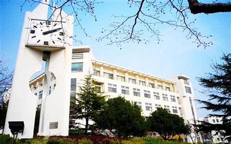 青岛大学位于历史文化名城青岛，一所规模较大的综合大学
