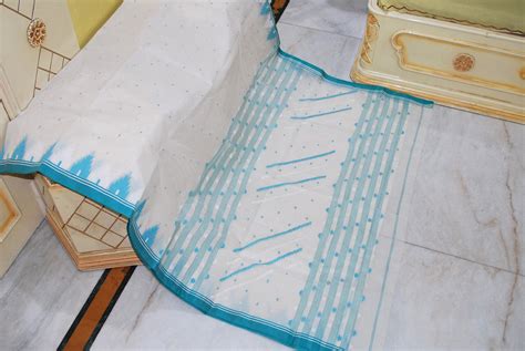 Crowned Temple Border Work Pure Cotton Bengal Jamdani Saree in Off Whi ...