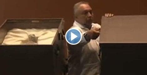 Alien Dead Body 的图像结果