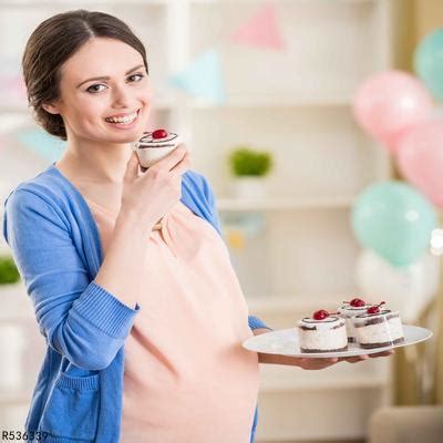 怀孕初期有恶心感，但很容易饿，很能吃，是正常现象吗？