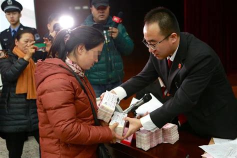 “拖欠的工资要回来了！”北京东城法院集中发放执行款_手机新浪网