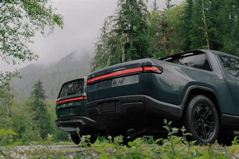 Tesla Enthusiast Test Drives Refreshed Rivian R1S, Walks Away 'Super Impressed' - autoevolution