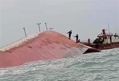 视频：韩国救援艇翻船 两中国船员死亡 - 搜狐视频