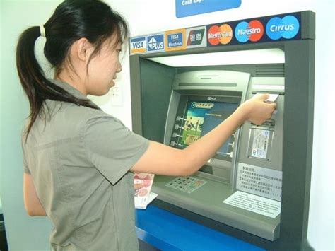 失宠的ATM机售价滑铁卢 四大行近五年减超8万台 银行怎么了|广电运通|ATM机|网点_新浪新闻