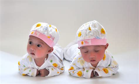 双胞胎姐妹共用一老公，生双胞胎有遗传性吗？_法库传媒网