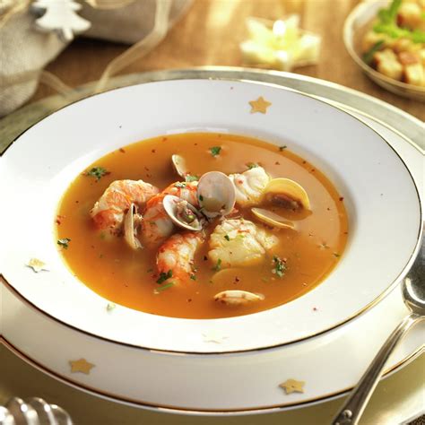 Sopa de fiesta con pescado y marisco