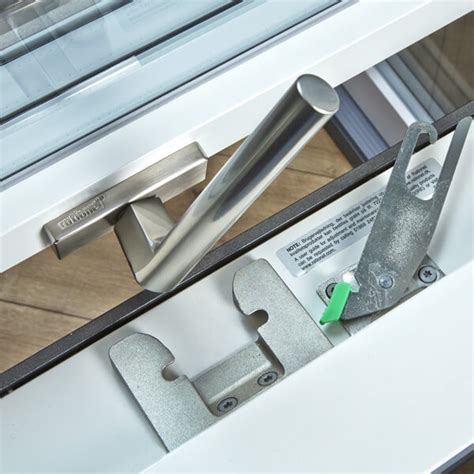 Unlocking Louvre Window Locks without a Key 的图像结果