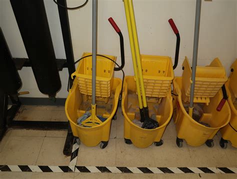 MOP BUCKETS W/WRINGERS & MOPS