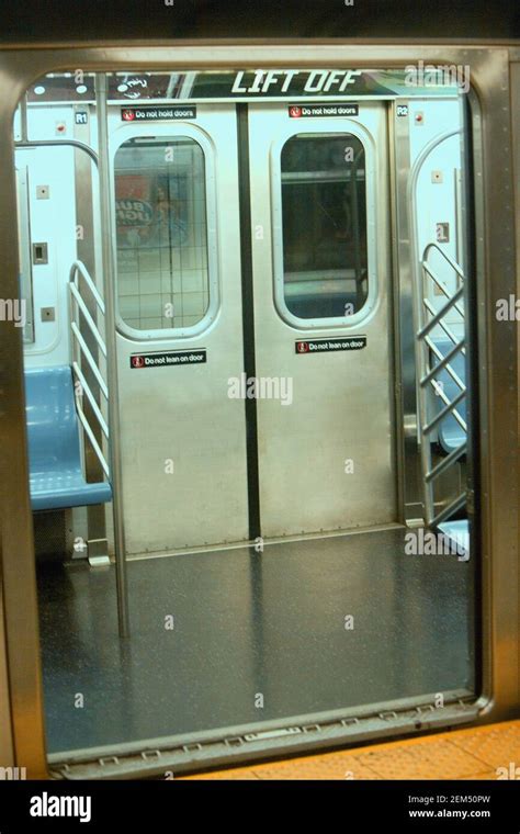 Local Train Closed-Door 的图像结果