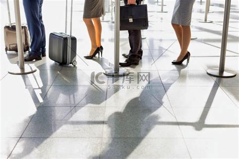 商务人士在机场排队办理登机手续高清摄影大图-千库网